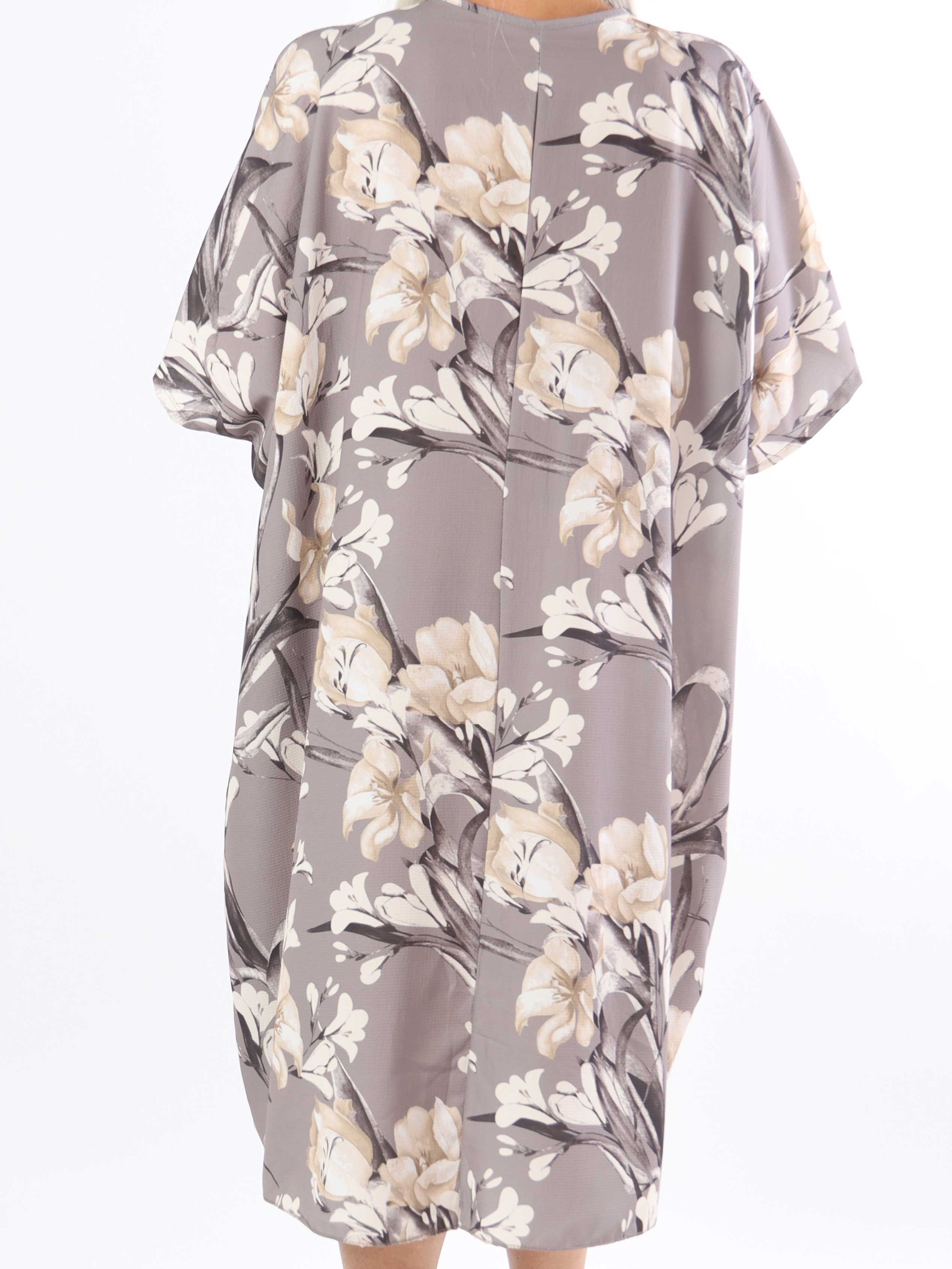 Mallie - Plus size skjortekjole med blomsterprint med v-udskæring